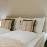 Comfy Apt For 4-6, 5 Min To Center, Metro & Free Parking