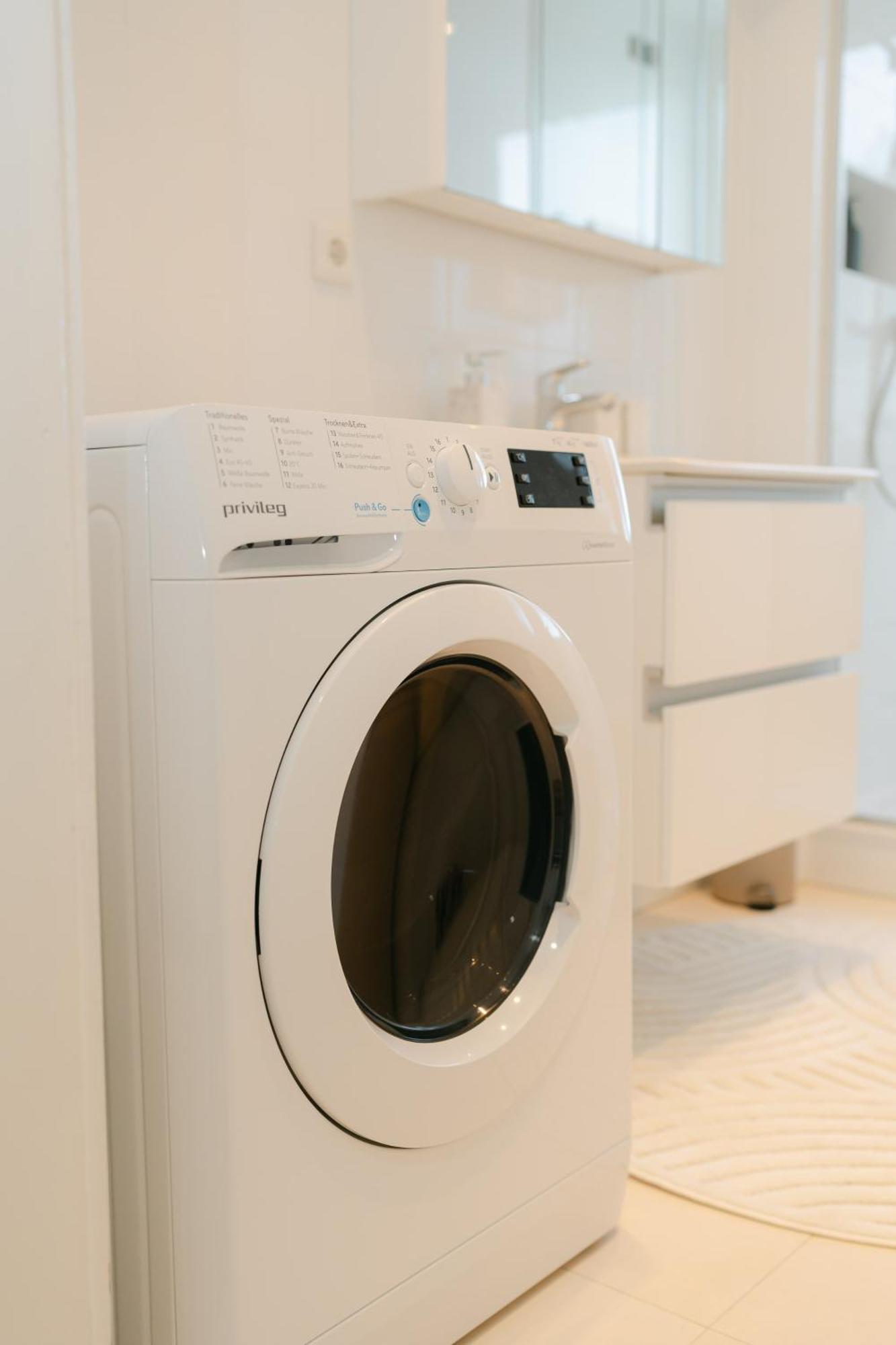 Apartament Comfy For 4-6, 5 Min To Center, Metro & Free Parking *